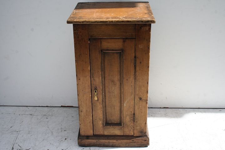 Gabinete Rustico De Pino Con Estantes