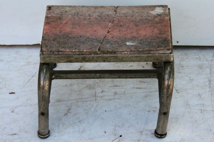 Posapies Antiguo De Bronce Con Tapa De Marmol