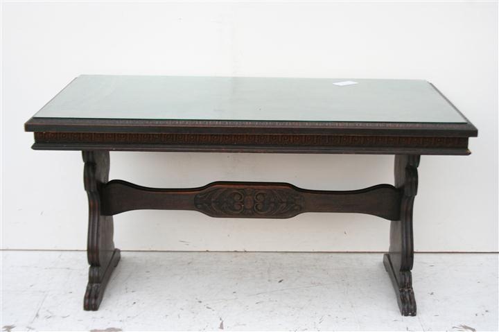 MESA TALLADA ANTIGUA CON TAPA DE VIDRIO