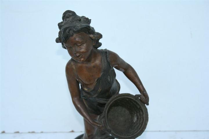 FIGURA DE PETIT BRONCE MOTIVO JOVEN CON CANASTA
