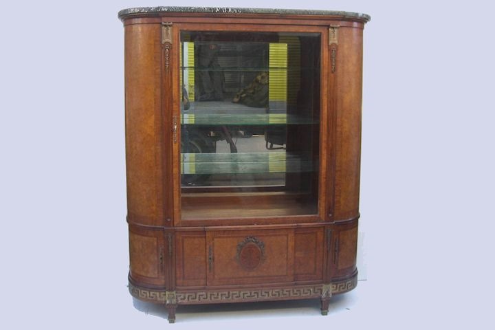 VITRINA ESTILO IMPERIO CON TAPA DE MARMOL Y MARQUETER&Iacute;A