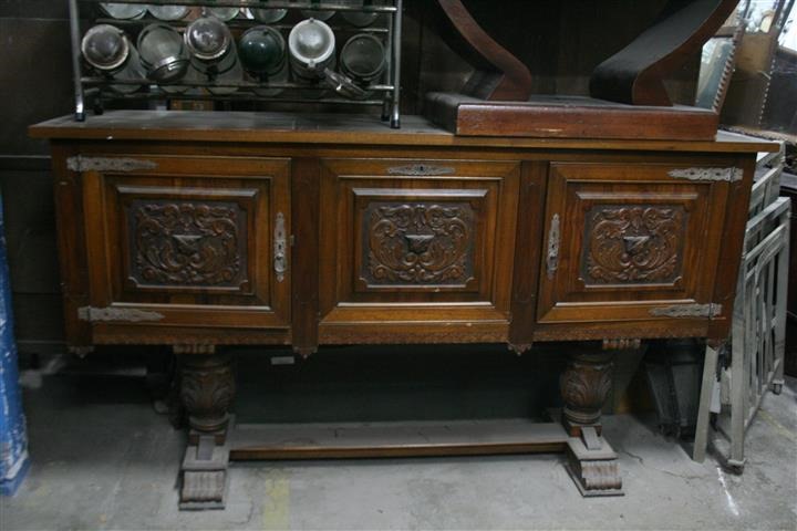 APARADOR TRINCHANTE ESTILO TUDOR