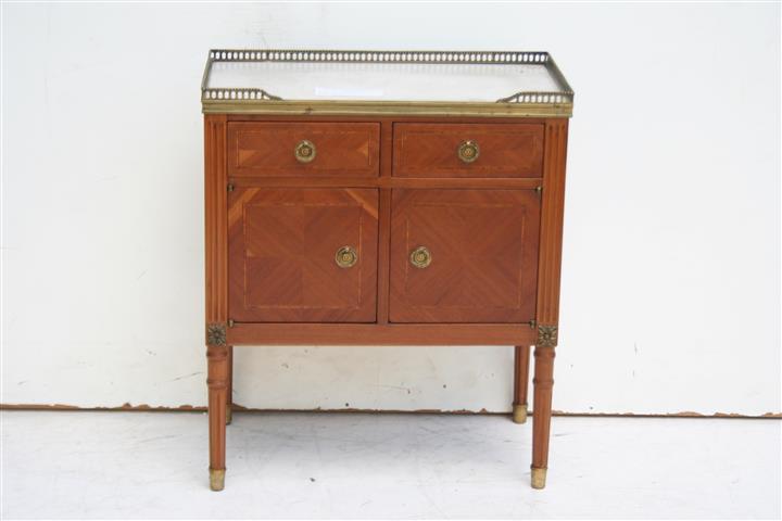 GABINETE PETIT MUEBLE FRANCES CON MARMOL Y BARANDA DE BRONCE
