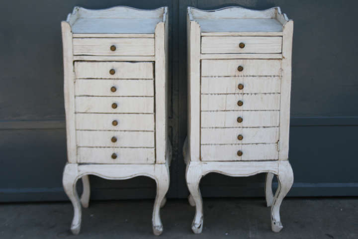 Par De Petit Muebles Frances Luis Xv Patinados En Blanco