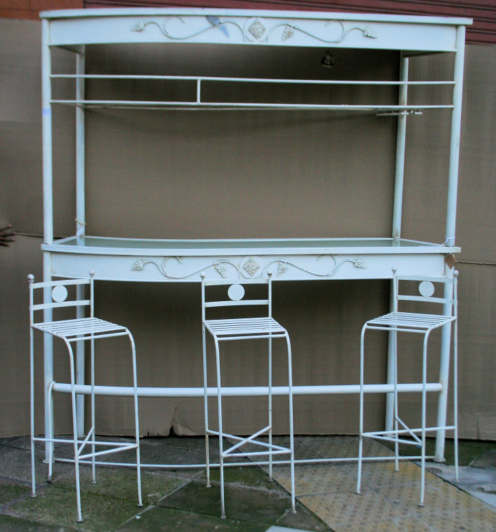 Bar De Hierro Patinado De Blanco Con Taburetes