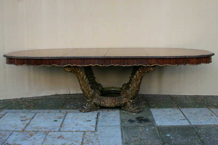 MESA DE COMEDOR ESTILO FRANCES CON BASE TALLADA