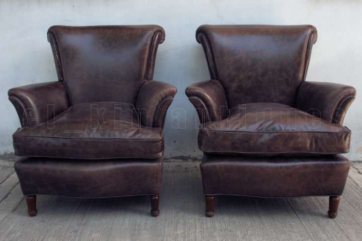 PAR DE SILLONES ESTILO RETAPIZADOS A NUEVO EN CUERO VACUNO