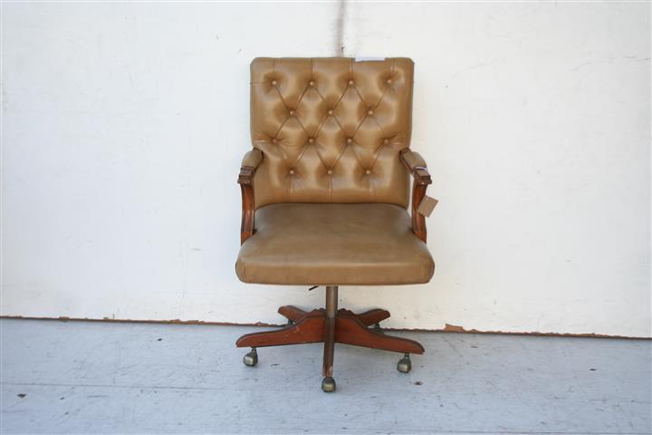 ANTIGUO SILLON GIRATORIO DE ESCRITORIO EN CAPITONE