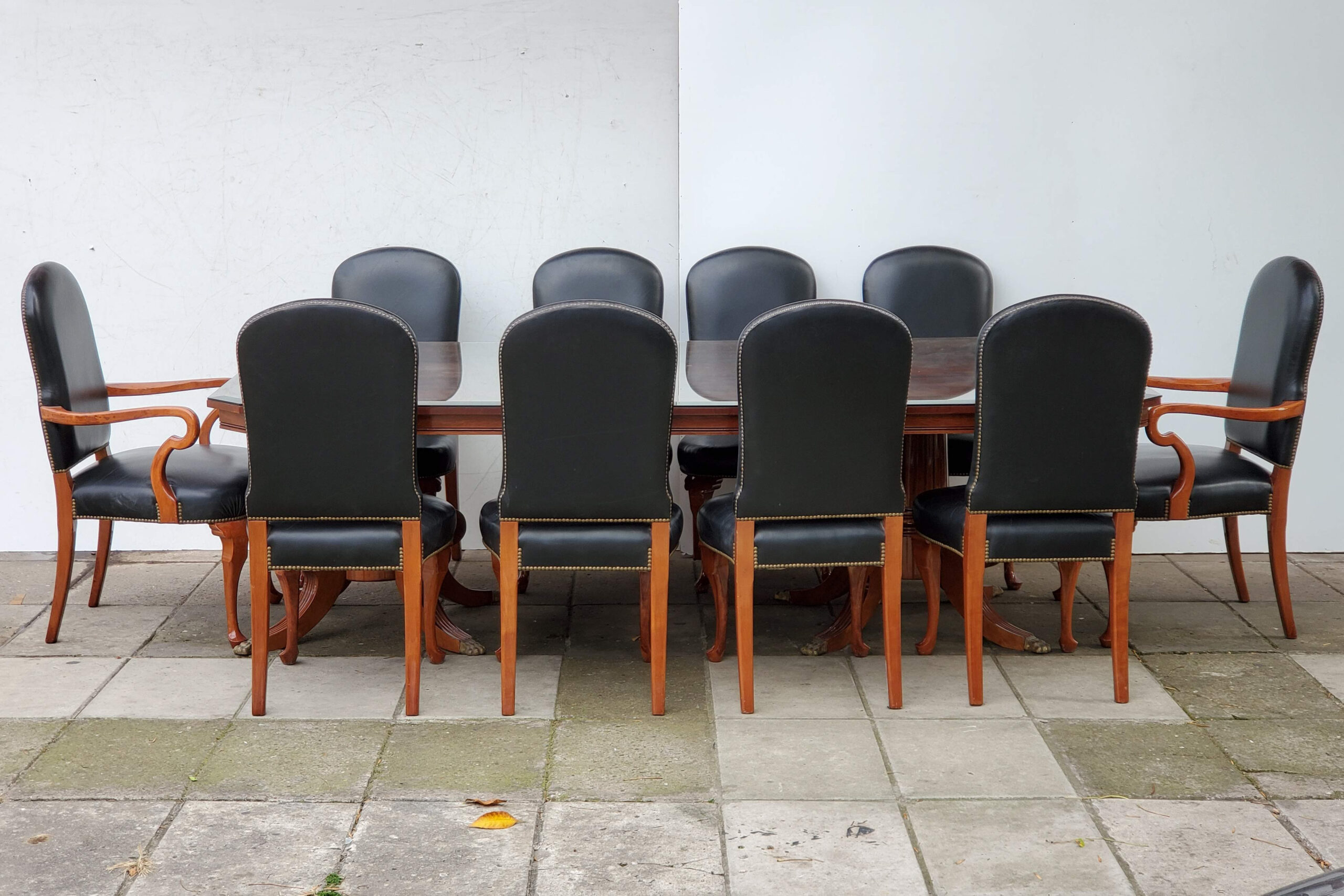 MESA CON SILLAS Y SILLONES PARA FIRMA DIRECTORIO