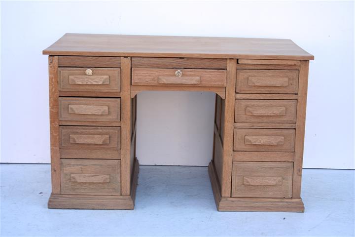 ESCRITORIO DE ROBLE ANTIGUO LAVADO A NUEVO 7 CAJONES
