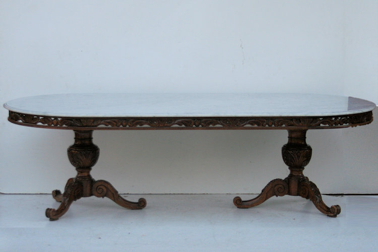 Mesa Comedor con bochas talladas y tapa de marmol