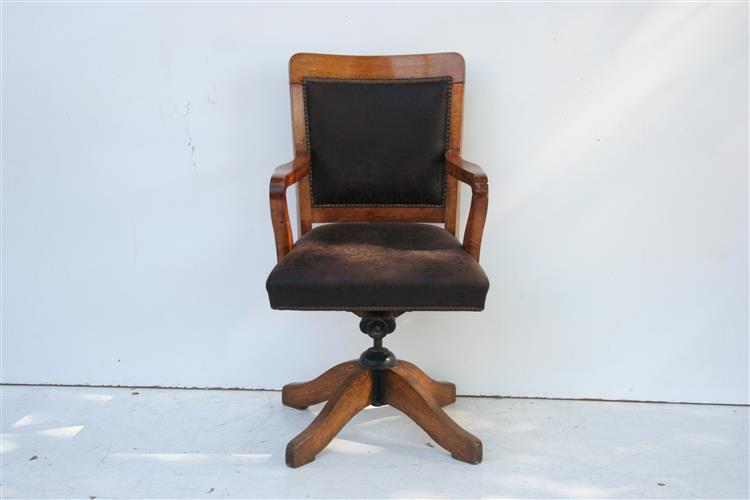 Sillón Giratorio De Roble Tapizado A Nuevo Simil Cuero