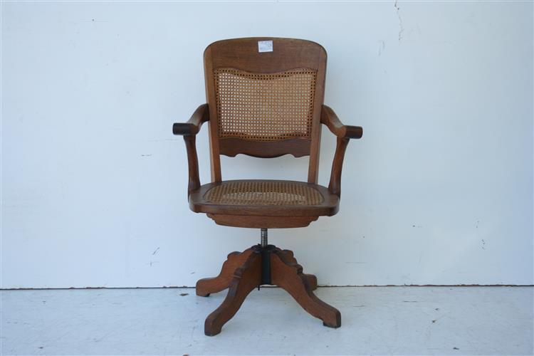 Sillón Giratorio De Roble con asiento y respaldo esterilla