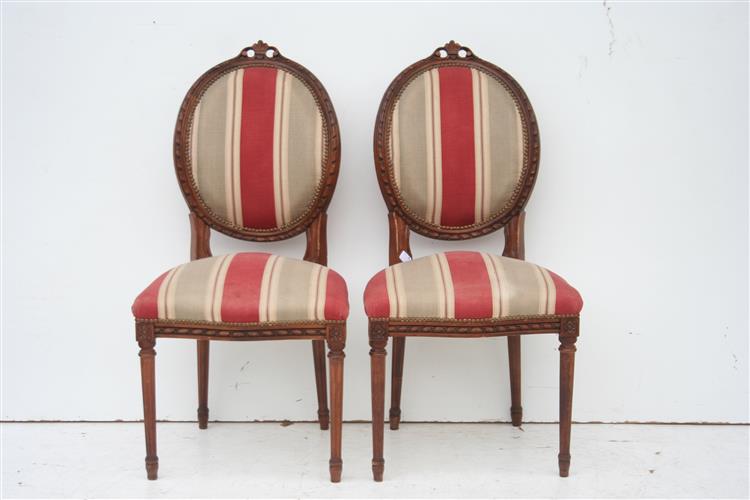 Par de sillas estilo frances Luis Xvi Medallon
