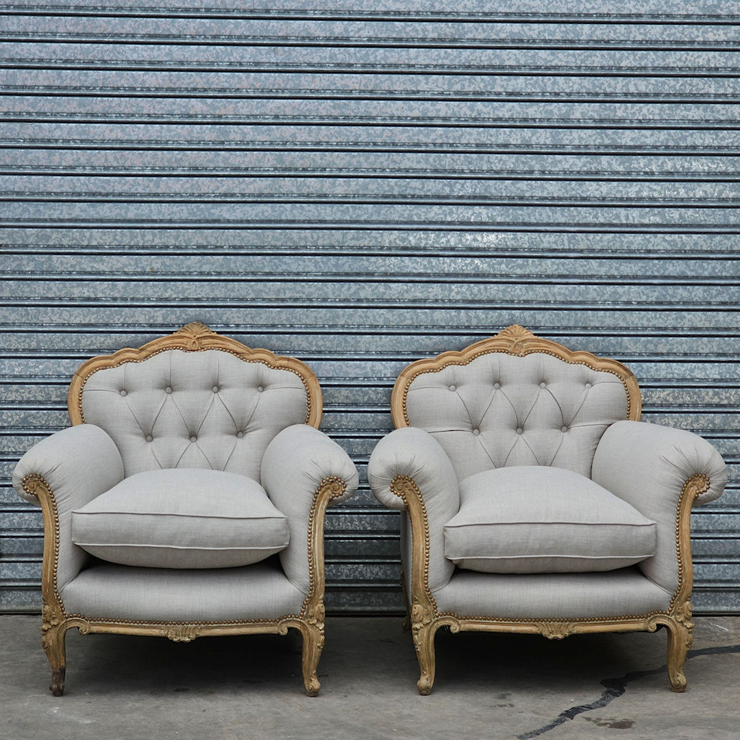 Par de sillones estilo francés tallados lavado sy retapizados en lino a nuevo