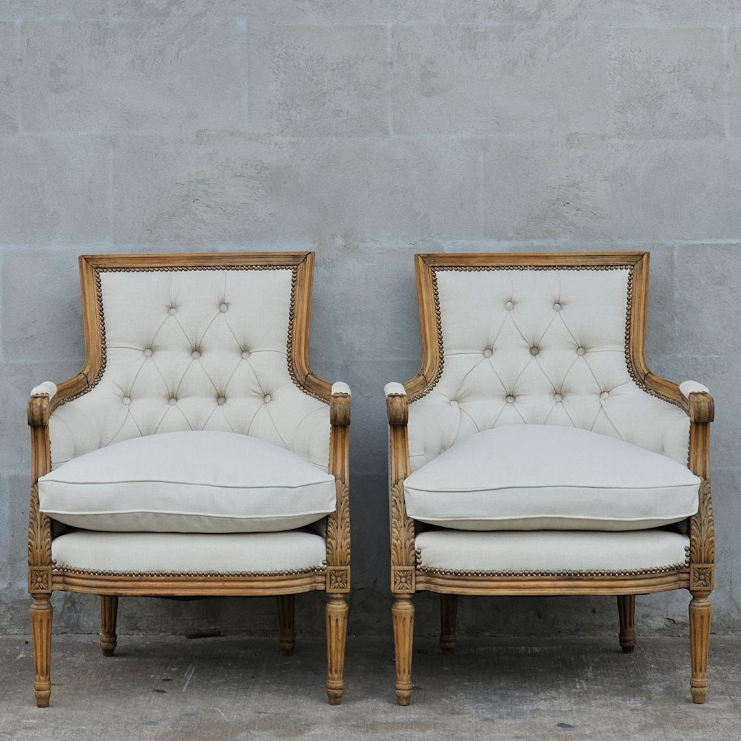 Par de sillones estilo francés Luis XVI tapizados a nuevo en lino