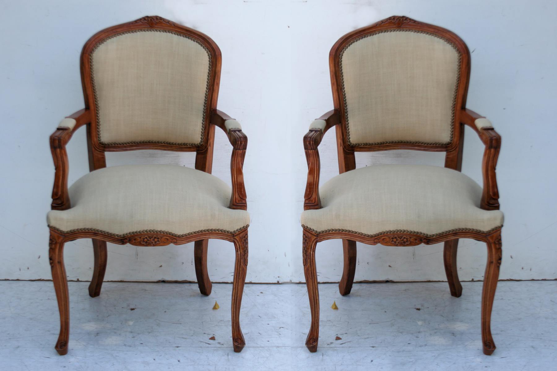 PAR DE SILLONES ESTILO FRANCES LUIS XV EN LINO