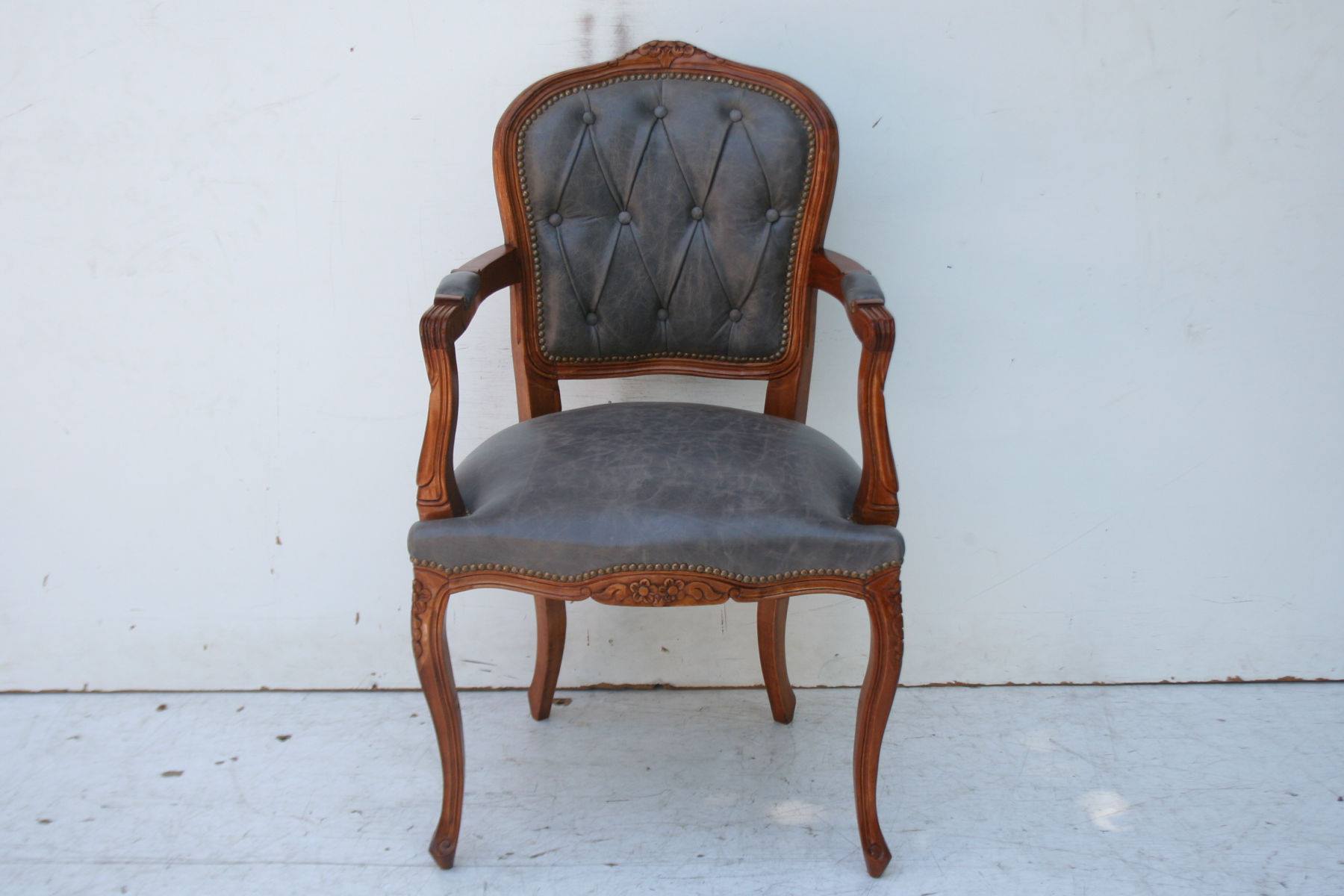 SILLON ESTILO FRANCES LUIS XV TAPIZADO EN CUERO VACUNO
