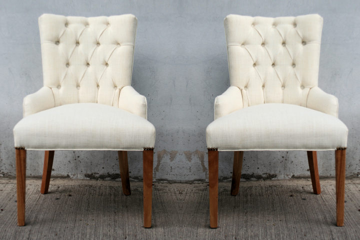 PAR DE SILLAS TIPO SILLONES TAPIZADOS EN LINO