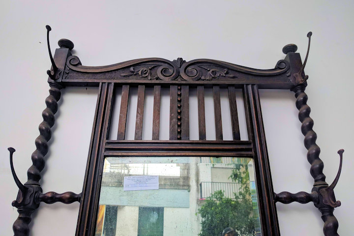 Perchero de madera con espejo columnas salomonicas