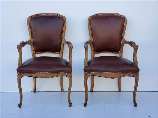 Par De Sillones Estilo Frances Luis Xv Tapizados En Cuero