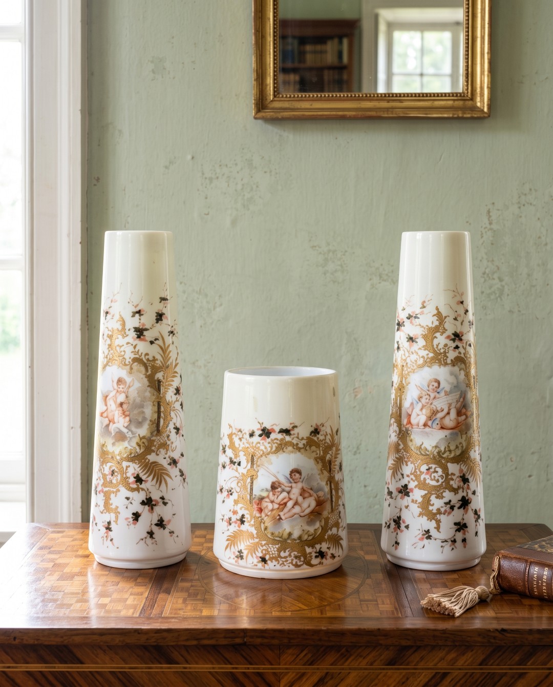 Tríptico de jarrones de porcelana motivo querubines